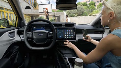 Interno di una Ford Puma con un telefono in carica wireless