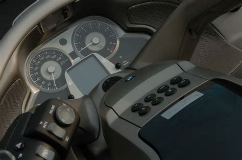 Dettaglio della plancia e dei comandi della BMW K 1200 LT