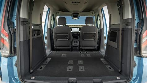 Interni del Ford Tourneo Connect con tetto panoramico