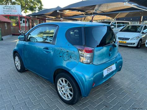 Toyota iQ vista frontale e laterale