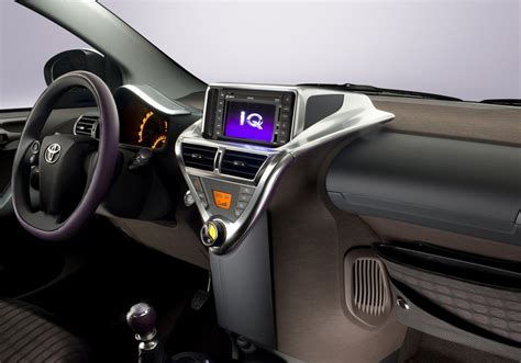 Interni Toyota iQ con plancia asimmetrica