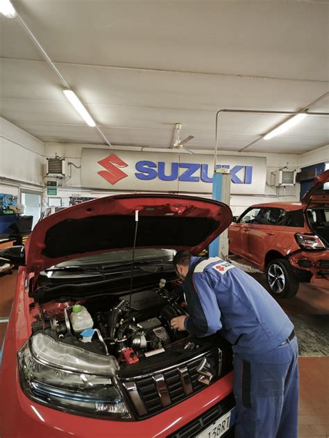Officina autorizzata KIA con tecnici al lavoro