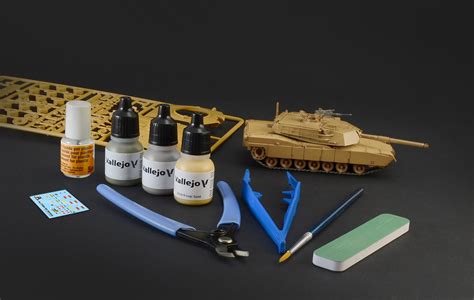 Kit di modellismo con vari componenti e colori