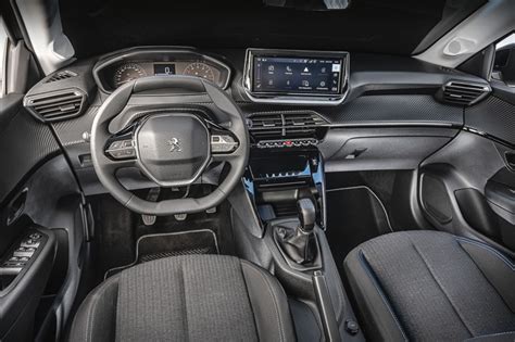 Interno Peugeot 208 con sistema touch