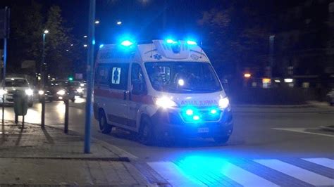 Veicolo di emergenza con sirena e luci blu