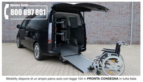 Esempio di veicolo adattato per disabili con rampa posteriore