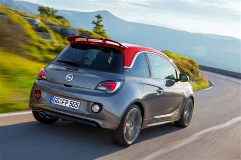 Opel Adam vista posteriore con dettagli Rocks