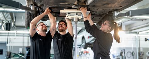 Apprendisti nell'officina di formazione AMAG