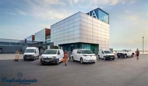 Panoramica della flotta di veicoli commerciali Volkswagen in un centro AMAG