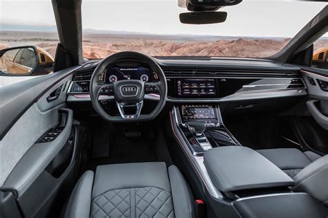 Audi Q8 interni con doppio schermo