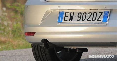 Targa auto italiana con la scritta 