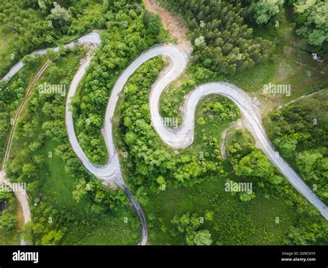 Paesaggio montano con una strada tortuosa
