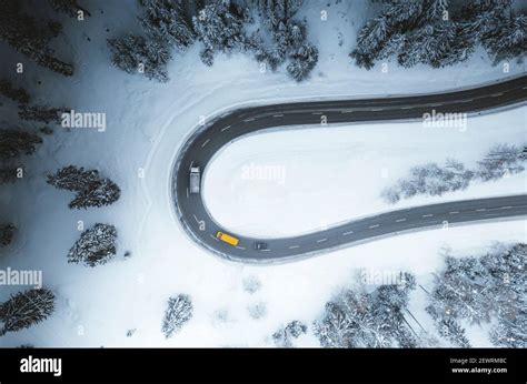 Vista aerea di una strada di montagna tortuosa con neve