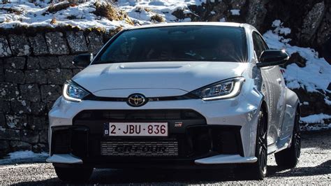 Toyota GR Yaris in azione su strada innevata