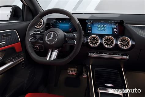 Interni Mercedes-Benz GLA con doppio schermo