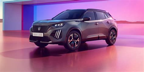 Peugeot 2008 di profilo, evidenziando il nuovo design e la lunghezza