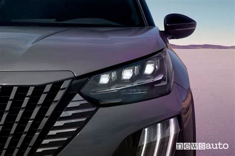 Dettaglio della nuova firma luminosa a tre artigli anteriori della Peugeot 2008