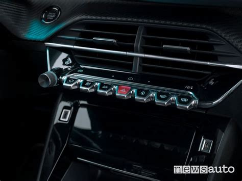 Dettaglio del touchscreen centrale e dei tasti a pianoforte della Peugeot 2008