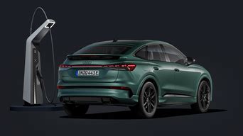 Audi e-tron in una stazione di ricarica moderna