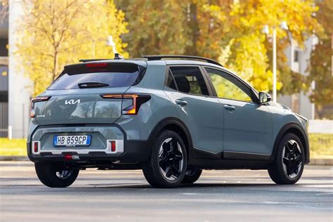 Kia Stonic su strada con cerchi in lega