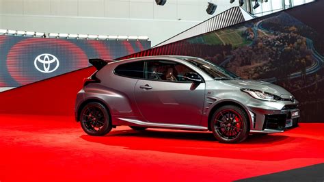Interno di una Toyota Yaris con cambio manuale