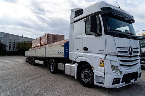 Esempio di camion con allestimento personalizzato per il trasporto di merci specifiche