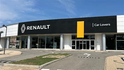 Interno di uno showroom auto Car Lovers Roma