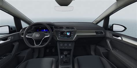 Interno Volkswagen Touran con cruscotto in vista