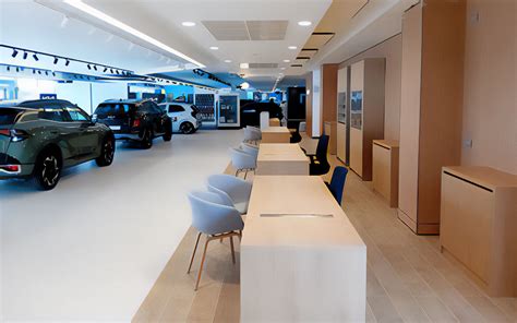Interno dello showroom con esposizione di veicoli Renault e Dacia