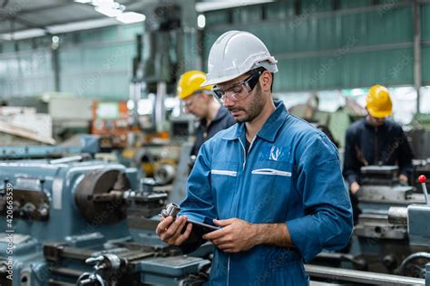 Interno di un'officina Renault con tecnici al lavoro