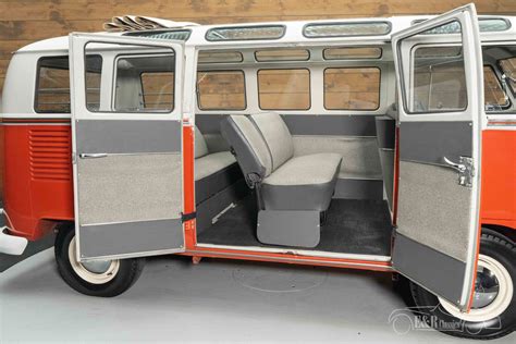 Interno di un Volkswagen Transporter T1 Samba