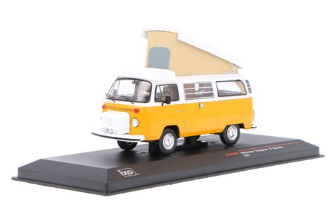 Volkswagen Transporter T2 Westfalia in un paesaggio naturale