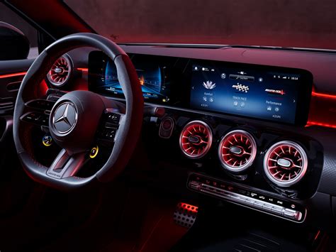 Mercedes Classe A 160 interni MBUX
