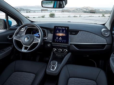 Interni Renault Zoe con schermo touchscreen verticale
