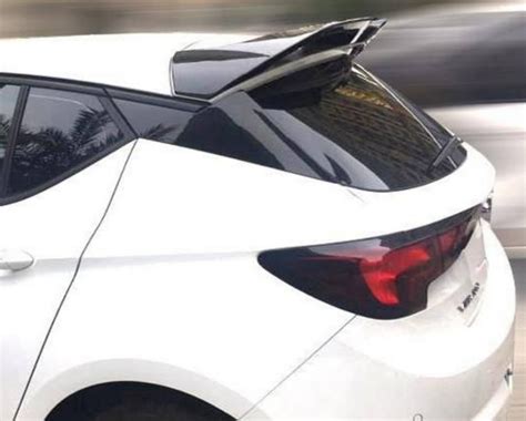 Dettaglio dello spoiler sul tetto di una Opel Astra H Sportback