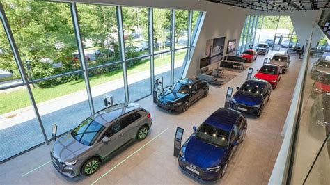 Vetrina di auto nuove e usate in una concessionaria