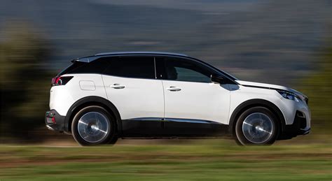 Peugeot 3008 Hybrid4 in movimento