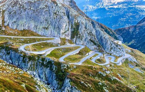 Paesaggio montano con strada tortuosa in Valtellina