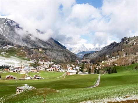 Furgone commerciale parcheggiato in una via di un paese di montagna