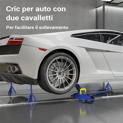 Attrezzi comuni per la manutenzione automobilistica, tra cui cric, cavalletti e chiavi