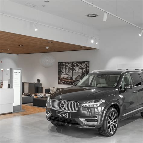 Famiglia che ritira un'auto Volvo a noleggio lungo termine