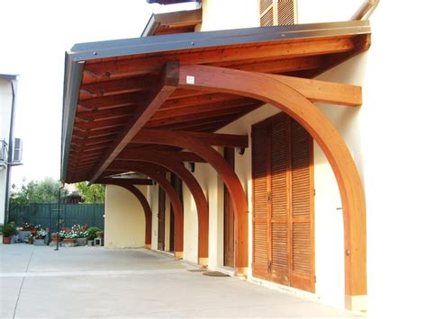 Esempio di tettoia personalizzata in legno
