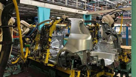 Produzione della Fiat Punto nello stabilimento