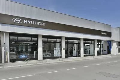 Esterno della concessionaria F.lli Novara con insegne Kia e Hyundai