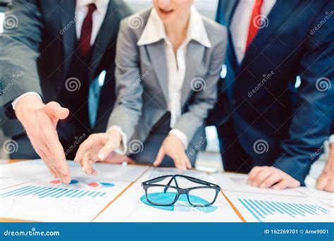 Team di consulenti vendita F.lli Novara in dialogo con i clienti