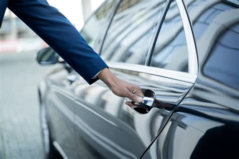 Confronto tra autista privato e servizio taxi