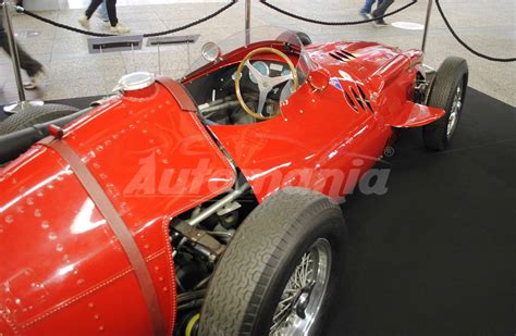 Interno di un museo automobilistico con auto d'epoca