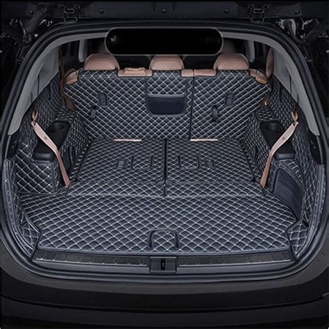 Bagagliaio di un'auto con accessori di protezione e organizzazione