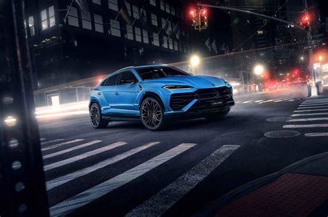 Lamborghini Urus azzurra e Smart ForFour incidentata