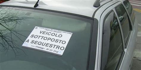 Targa auto con simbolo di fermo amministrativo